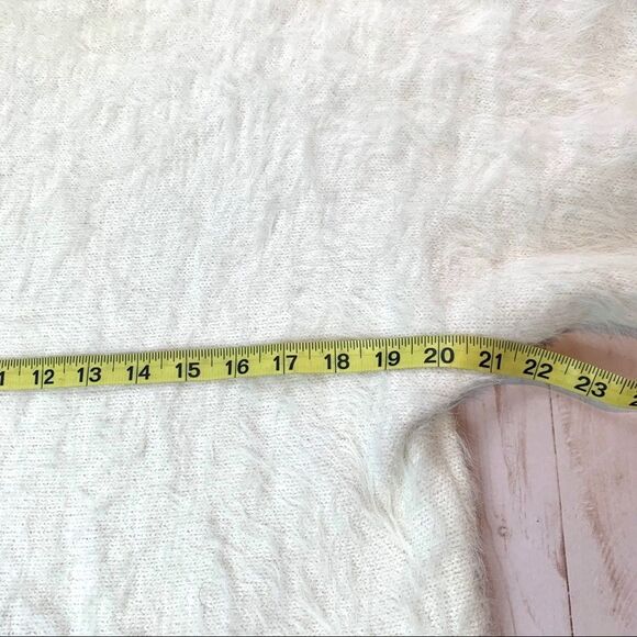 Rare GAP Fuzzy White Sweater Size Small - Picture 8 of 10